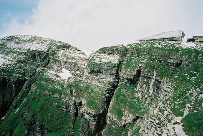 A-new-restaurant-on-a-montain-top-designed-by-herzog-de-meuron-2