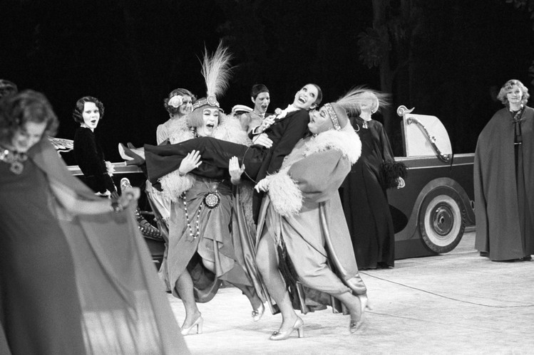 Fashion History: Watch “The Battle of Versailles”