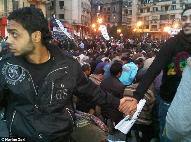 february-2011-egypt-christians-join-hands-to-protect-muslims-as-they-pray-during-cairo-protests-1