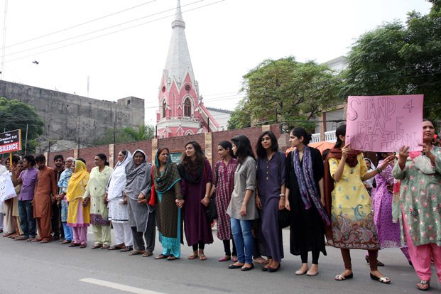 october-2013-pakistan-1-muslims-form-human-chain-to-protect-christians-during-lahore-mass