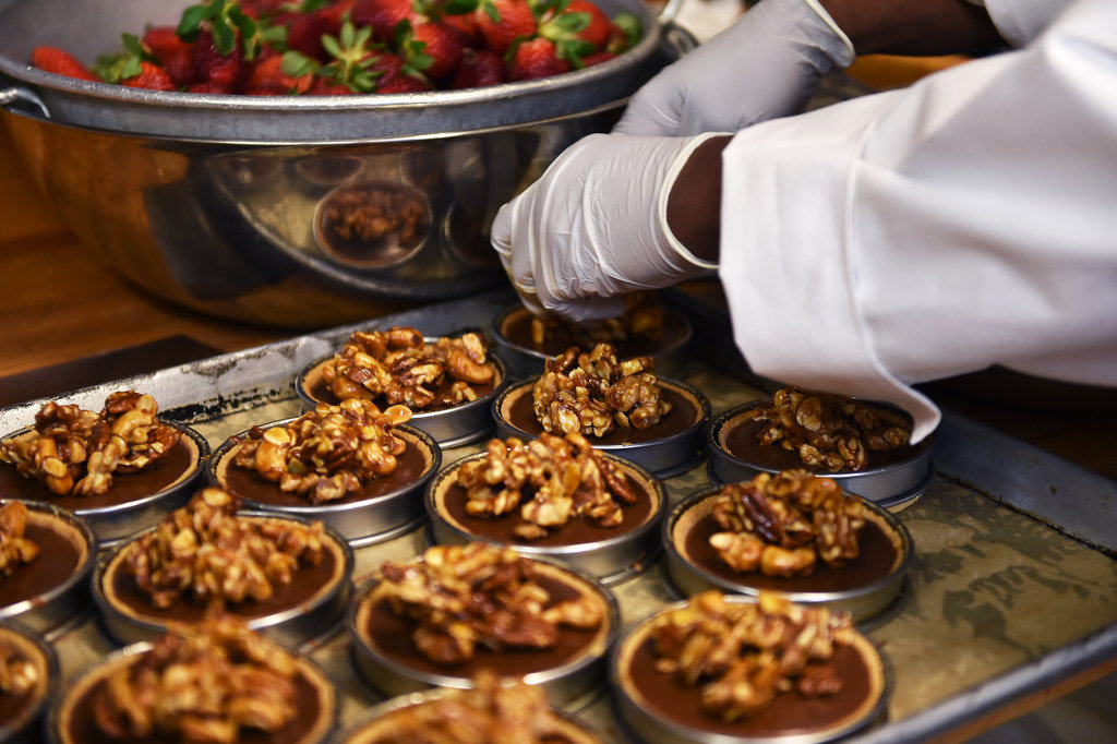 dolester-chocolate-caramel-nut-tartsjpg-5cfe7cd796be7121