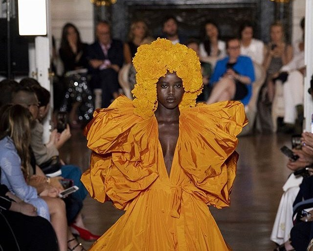 Watch Beyonce Run In This Valentino Couture Gown Onstage In&nbsp;Paris.