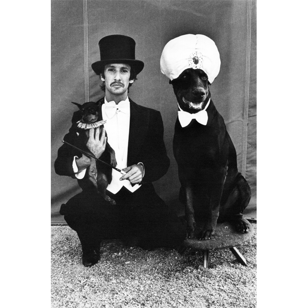 Arlene Gottfried, "Lloyd Steir and Dogs at the Big Apple Circus, NY 1976", copyright Arlene Gottfried (photo: courtesy Galerie Bene Taschen)
